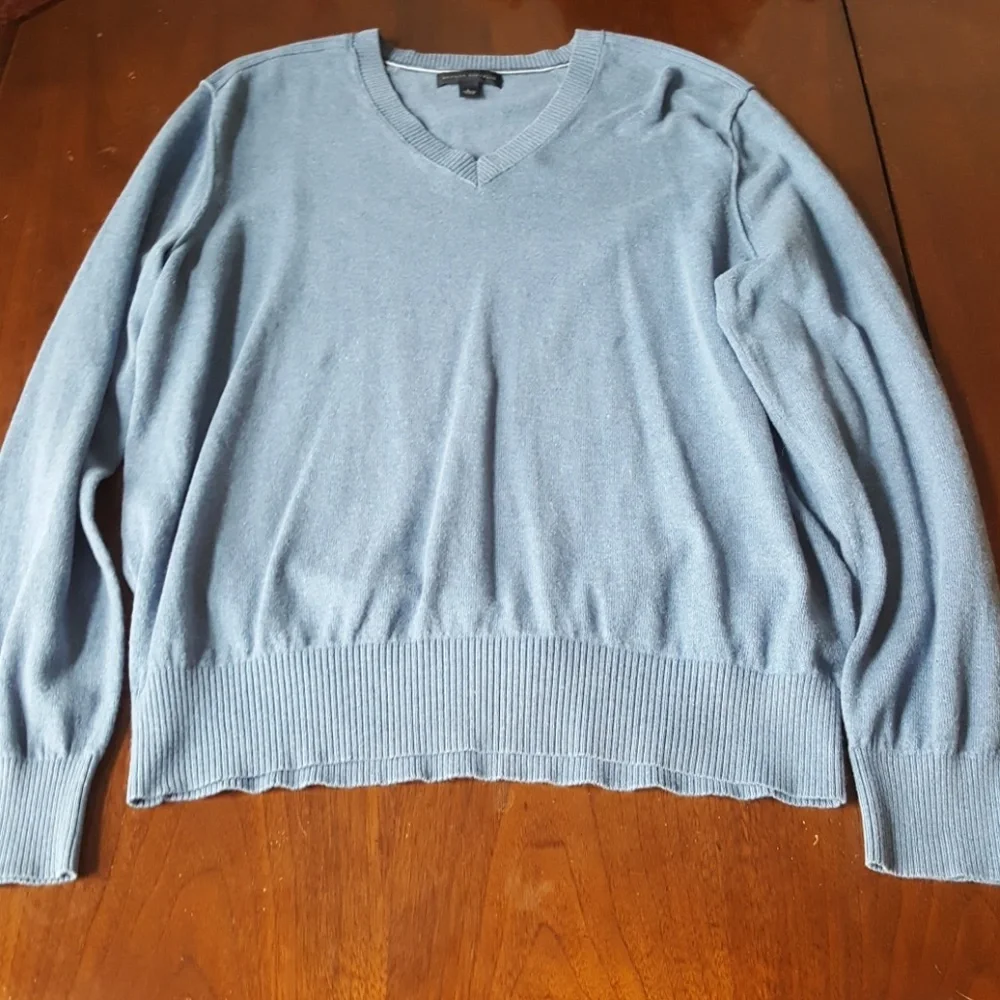 07:08 - Banana Republic V-neck Sweater